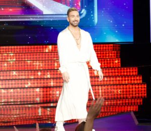 Nikos Koklonis Instagram - Φαντασμαγορικό το live show του #FameStoryGR , όμως φαντασμαγορικά είναι και τα break! 💫💫💫

Μαζί με το αγαπημένο μου @kaizershop θα δώσουμε κατά τη διάρκεια των διαλειμμάτων 3 iPhone 15 Pro Max! Τι πρέπει να κάνεις; 

👉🏻 Like στο post ❤️
👉🏻 Follow @nkoklonis, @famestorygreece & @kaizershop 
👉🏻 Mention 2 φίλους 

❗️Η κλήρωση θα γίνει live στο προφίλ μου κατά τη διάρκεια των break! Οι νικητές θα πρέπει να στείλουν άμεσα μήνυμα στον επίσημο λογαριασμό του @famestorygreece , για να παραλάβουν το δώρο τους. Stay tuned! 

#koklonis #kaizershop #barkingwell_media
