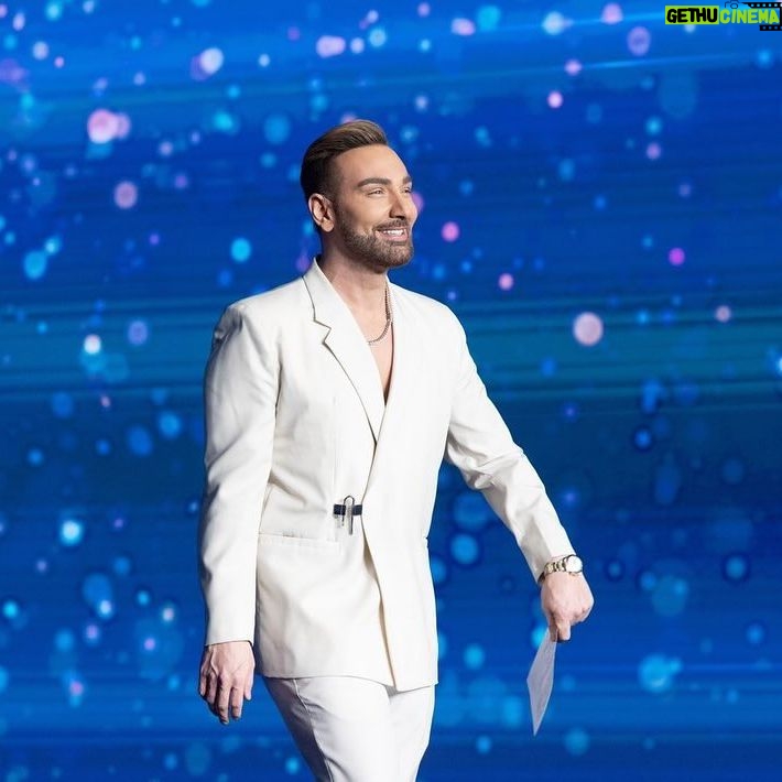 Nikos Koklonis - 12.1K Likes - Σαββατόβραδο χθες και επιστρέψαμε με τη μεγάλη παρέα του J2US 🫶🏻
Δεν σας κρύβω πως ήμασταν μουδιασμένοι. Η σκέψη μας είναι στον δικό μας Δημήτρη Κόκοτα, που περνά μια δύσκολη περιπέτεια υγείας και δίνει τη μάχη του. Η αγάπη και όλες μας οι ευχές είναι στον Δημήτρη και την οικογένειά του -να βγει νικητής και να είναι σύντομα ξανά κοντά μας.
Ένα μεγάλο μπράβο σε όλα τα ζευγάρια μας για την εντυπωσιακή εξέλιξή τους, έδωσαν τον καλύτερο εαυτό τους και μας μάγεψαν!
Ένα μεγάλο ευχαριστώ στον μοναδικό Στέλιο Ρόκκο που τραγούδησε μεγάλες επιτυχίες του ανεβάζοντας τη διάθεσή μας, καθώς και στον δικό μας Γιώργο Παπαδόπουλο που ερμήνευσε στη σκηνή του Just τραγούδια του που έχουμε αγαπήσει. Καλοτάξιδο το ολόφρεσκο hit της Φαίης Θεοχάρης, Μαργαρίτες, μια διασκευή της διαχρονικής επιτυχίας της αγαπημένης μας Άντζελας Δημητρίου.
Welcome back στον Αναστάσιο Ράμμο που επέστεψε μετά απο χρόνια στο #j2us ως coach της Δώρας Παντέλη. Το ερχόμενο Σάββατο επιστρέφει και ο Στέλιος Δρουμαλιάς με coach έκπληξη.
Μεγάλο ευχαριστώ μέσα απο την καρδιά μου σε όλους εσάς, που κάθε Σαββατόβραδο μας δείχνετε την αγάπη και την προτίμησή σας και συμμετέχετε στο πάρτι μας, με τόσα πολλά μηνύματα, ενθουσιασμό, σχόλια αλλά και με την παρουσία σας στο πλατό.
Στο J2US δεν είμαστε απλά μια μεγάλη παρέα, είμαστε οικογένεια ❤️
*Χθες αυτό το συναίσθημα ήταν ακόμα πιο δυνατό, γιατί ήταν μαζί μας στο κοινό και οι γονείς μου, που βρίσκονται πάντα στο πλευρό μου σε κάθε μου βήμα 🌹
#koklonis #j2us #justallofus