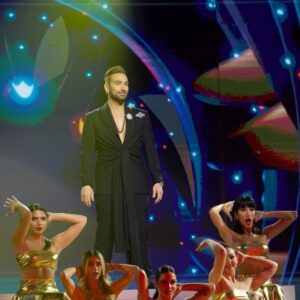 Nikos Koklonis Instagram - Αγαπημένοι μου φίλοι ο 6ος κύκλος του #J2US ολοκληρώνεται απόψε με τον Μεγάλο Τελικό! Η σημερινή βραδιά αναμένεται φαντασμαγορική! Οι εκπλήξεις δεν θα λείψουν, όπως φυσικά και τα δώρα που και αυτή τη σεζόν δίναμε μαζί με το λατρεμένο μου @kaizershop 🎁 

Αναλυτικά: 

•1 Phone 15
•1 μηχανή Delonghi Nespresso
•1 ισιωτική Remington
•2 mini Air Fryer για τις διακοπές σας
•2 Lego για τους μικρούς μας φίλους

Τι πρέπει να κάνεις; 

❤️Like στο post 
👉🏻Follow @nkoklonis , @j2us_gr & @kaizershop 
✍🏻Mention 2 φίλους σου 

❗️ΠΡΟΣΟΧΗ οι νικητές θα ανακοινωθούν κατά τη διάρκεια του live. Μόλις ακούσουν το όνομά τους, θα πρέπει να στείλουν άμεσα μήνυμα στον λογαριασμό του @j2us_gr , αλλιώς χάνουν το δώρο τους. 

❗️Η παραλαβή του δώρου θα γίνεται από το κατάστημα του @kaizershop στην 3η Σεπτεμβρίου 1,Αθήνα. 

#koklonis #kaizershop #barkingwell_media #alphatv