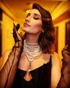 Nilay Erdönmez Instagram - Fotoğraflar dün gece Süreyya Opera’sında gerçekleşen Semiha Berksoy Opera Ödülleri gecesinden. Törenin sunuculuğunu yapmak benim için çok büyük mutluluktu. Çok teşekkür ederim!✨

@gizemarsu , @seldasahiniscen , @volkanbirand @st.bedirhan  size nasıl teşekkür ediceemi hala tam olarak bilememekteyim. ✨

Açıklaması aşağıda;) 

Styling: @gizemarsu 
Make up: @seldasahiniscen 
Hair: @volkanbirand 
@st.bedirhan 

📸 @tanyagamzee ✨
Çoooooook teşekkür ederim. Hep bir arada olalım. ✨🥲