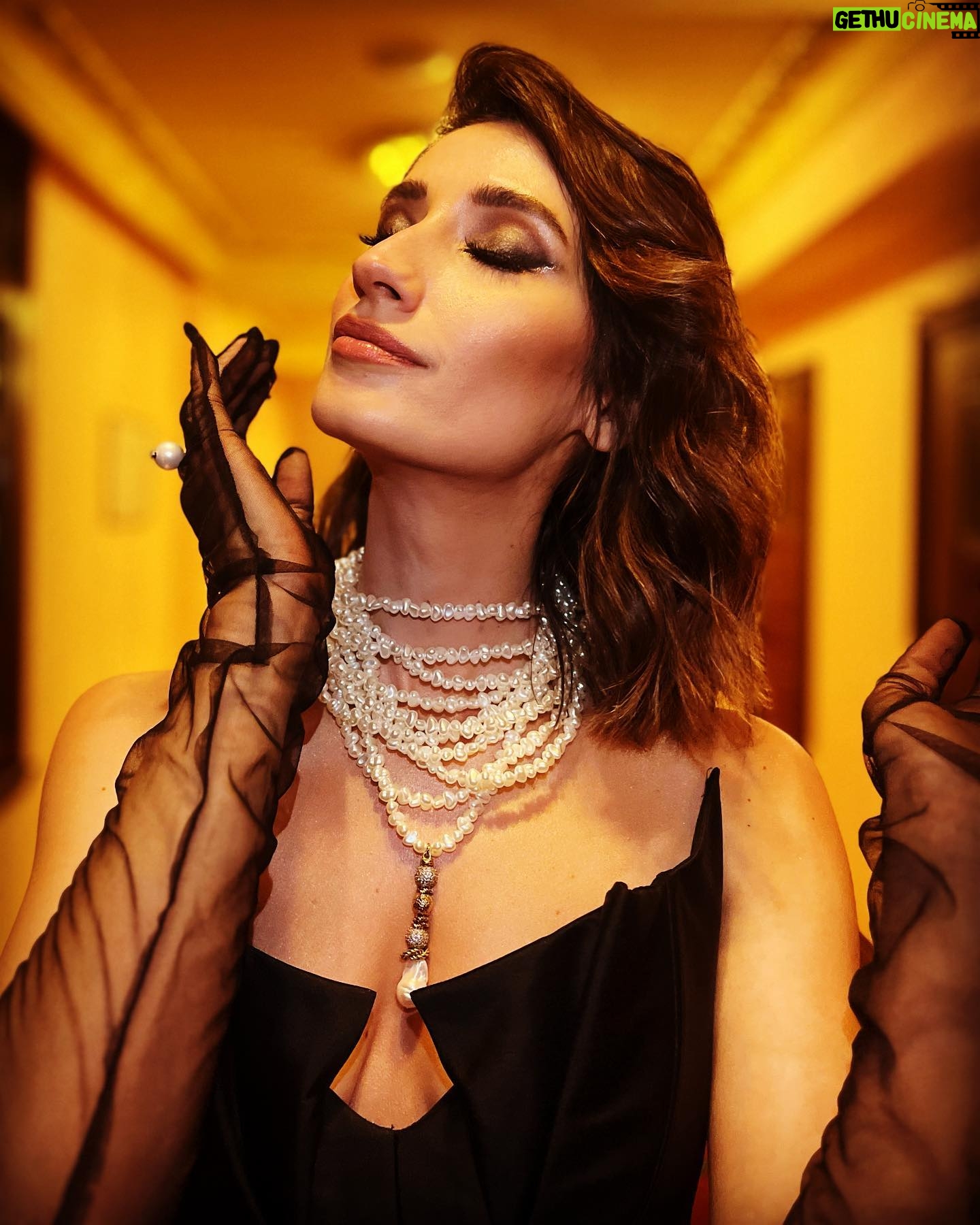 Nilay Erdönmez - 6.8K Likes - Fotoğraflar dün gece Süreyya Opera’sında gerçekleşen Semiha Berksoy Opera Ödülleri gecesinden. Törenin sunuculuğunu yapmak benim için çok büyük mutluluktu. Çok teşekkür ederim!✨
@gizemarsu , @seldasahiniscen , @volkanbirand @st.bedirhan size nasıl teşekkür ediceemi hala tam olarak bilememekteyim. ✨
Açıklaması aşağıda;)
Styling: @gizemarsu
Make up: @seldasahiniscen
Hair: @volkanbirand
@st.bedirhan
📸 @tanyagamzee ✨
Çoooooook teşekkür ederim. Hep bir arada olalım. ✨🥲