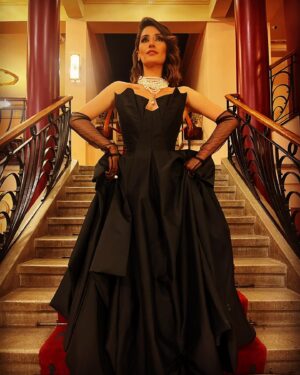 Nilay Erdönmez Instagram - Fotoğraflar dün gece Süreyya Opera’sında gerçekleşen Semiha Berksoy Opera Ödülleri gecesinden. Törenin sunuculuğunu yapmak benim için çok büyük mutluluktu. Çok teşekkür ederim!✨

@gizemarsu , @seldasahiniscen , @volkanbirand @st.bedirhan  size nasıl teşekkür ediceemi hala tam olarak bilememekteyim. ✨

Açıklaması aşağıda;) 

Styling: @gizemarsu 
Make up: @seldasahiniscen 
Hair: @volkanbirand 
@st.bedirhan 

📸 @tanyagamzee ✨
Çoooooook teşekkür ederim. Hep bir arada olalım. ✨🥲