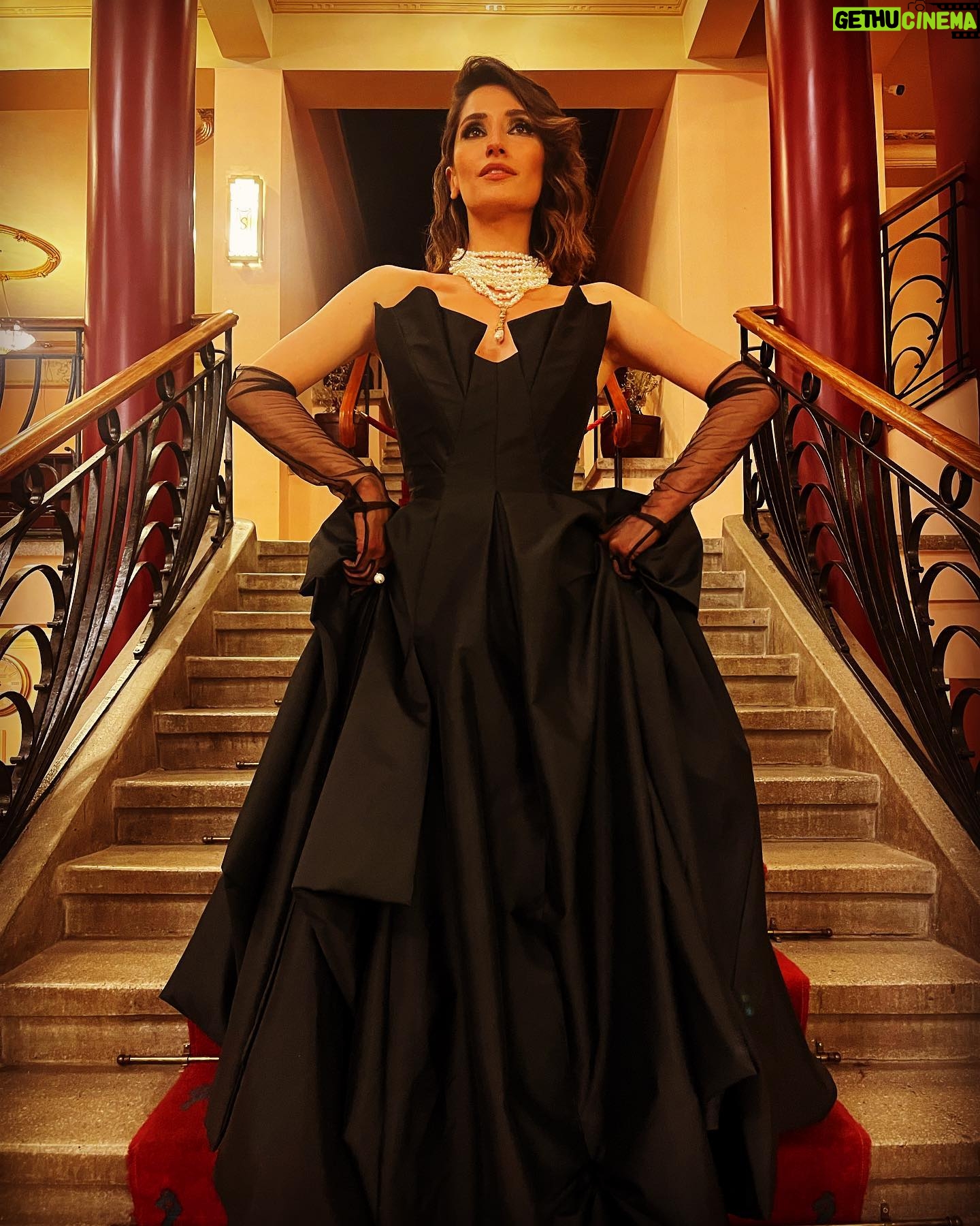 Nilay Erdönmez - 6.8K Likes - Fotoğraflar dün gece Süreyya Opera’sında gerçekleşen Semiha Berksoy Opera Ödülleri gecesinden. Törenin sunuculuğunu yapmak benim için çok büyük mutluluktu. Çok teşekkür ederim!✨
@gizemarsu , @seldasahiniscen , @volkanbirand @st.bedirhan size nasıl teşekkür ediceemi hala tam olarak bilememekteyim. ✨
Açıklaması aşağıda;)
Styling: @gizemarsu
Make up: @seldasahiniscen
Hair: @volkanbirand
@st.bedirhan
📸 @tanyagamzee ✨
Çoooooook teşekkür ederim. Hep bir arada olalım. ✨🥲