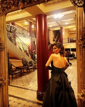 Nilay Erdönmez Instagram - Fotoğraflar dün gece Süreyya Opera’sında gerçekleşen Semiha Berksoy Opera Ödülleri gecesinden. Törenin sunuculuğunu yapmak benim için çok büyük mutluluktu. Çok teşekkür ederim!✨

@gizemarsu , @seldasahiniscen , @volkanbirand @st.bedirhan  size nasıl teşekkür ediceemi hala tam olarak bilememekteyim. ✨

Açıklaması aşağıda;) 

Styling: @gizemarsu 
Make up: @seldasahiniscen 
Hair: @volkanbirand 
@st.bedirhan 

📸 @tanyagamzee ✨
Çoooooook teşekkür ederim. Hep bir arada olalım. ✨🥲