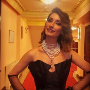 Nilay Erdönmez Instagram - Fotoğraflar dün gece Süreyya Opera’sında gerçekleşen Semiha Berksoy Opera Ödülleri gecesinden. Törenin sunuculuğunu yapmak benim için çok büyük mutluluktu. Çok teşekkür ederim!✨

@gizemarsu , @seldasahiniscen , @volkanbirand @st.bedirhan  size nasıl teşekkür ediceemi hala tam olarak bilememekteyim. ✨

Açıklaması aşağıda;) 

Styling: @gizemarsu 
Make up: @seldasahiniscen 
Hair: @volkanbirand 
@st.bedirhan 

📸 @tanyagamzee ✨
Çoooooook teşekkür ederim. Hep bir arada olalım. ✨🥲