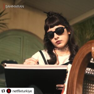 Nilay Erdönmez Instagram - “Bu kez çiçek gibi çıkacak diye heveslendiğim vesikalığım” 
:))/₺,!:!₺:₺₺:

#Repost @netflixturkiye with @use.repost
・・・
Bu kez çiçek gibi çıkacak diye heveslendiğim vesikalığım.

@netflixturkiye ❤️‍🔥🐍

#şahmaran #sahmaran #netflix #netflixturkiye