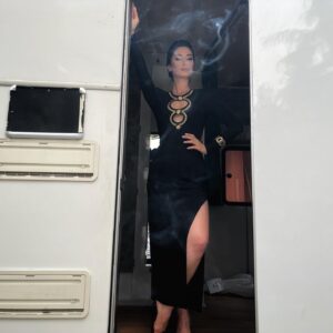 Nilay Erdönmez Instagram - Karavan kapısı fotoğrafı denemeleri;) 

#gülcemal 🎬

Fotoğraflar, tabi ki @mertydnnn ‘cığımmmm 📸🖤