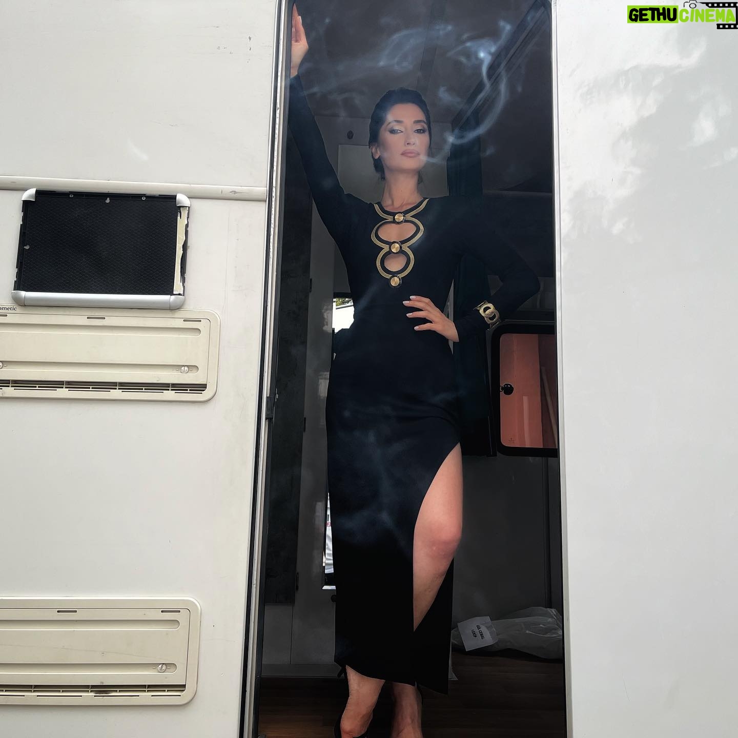 Nilay Erdönmez - 6.1K Likes - Karavan kapısı fotoğrafı denemeleri;)
#gülcemal 🎬
Fotoğraflar, tabi ki @mertydnnn ‘cığımmmm 📸🖤