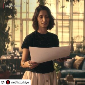 Nilay Erdönmez Instagram - “Bu kez çiçek gibi çıkacak diye heveslendiğim vesikalığım” 
:))/₺,!:!₺:₺₺:

#Repost @netflixturkiye with @use.repost
・・・
Bu kez çiçek gibi çıkacak diye heveslendiğim vesikalığım.

@netflixturkiye ❤️‍🔥🐍

#şahmaran #sahmaran #netflix #netflixturkiye