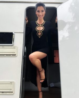 Nilay Erdönmez Instagram - Karavan kapısı fotoğrafı denemeleri;) 

#gülcemal 🎬

Fotoğraflar, tabi ki @mertydnnn ‘cığımmmm 📸🖤