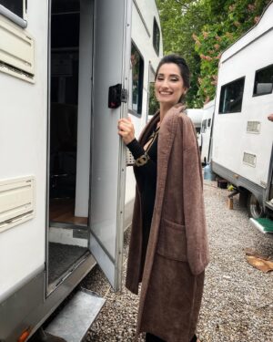 Nilay Erdönmez Instagram - Karavan kapısı fotoğrafı denemeleri;) 

#gülcemal 🎬

Fotoğraflar, tabi ki @mertydnnn ‘cığımmmm 📸🖤