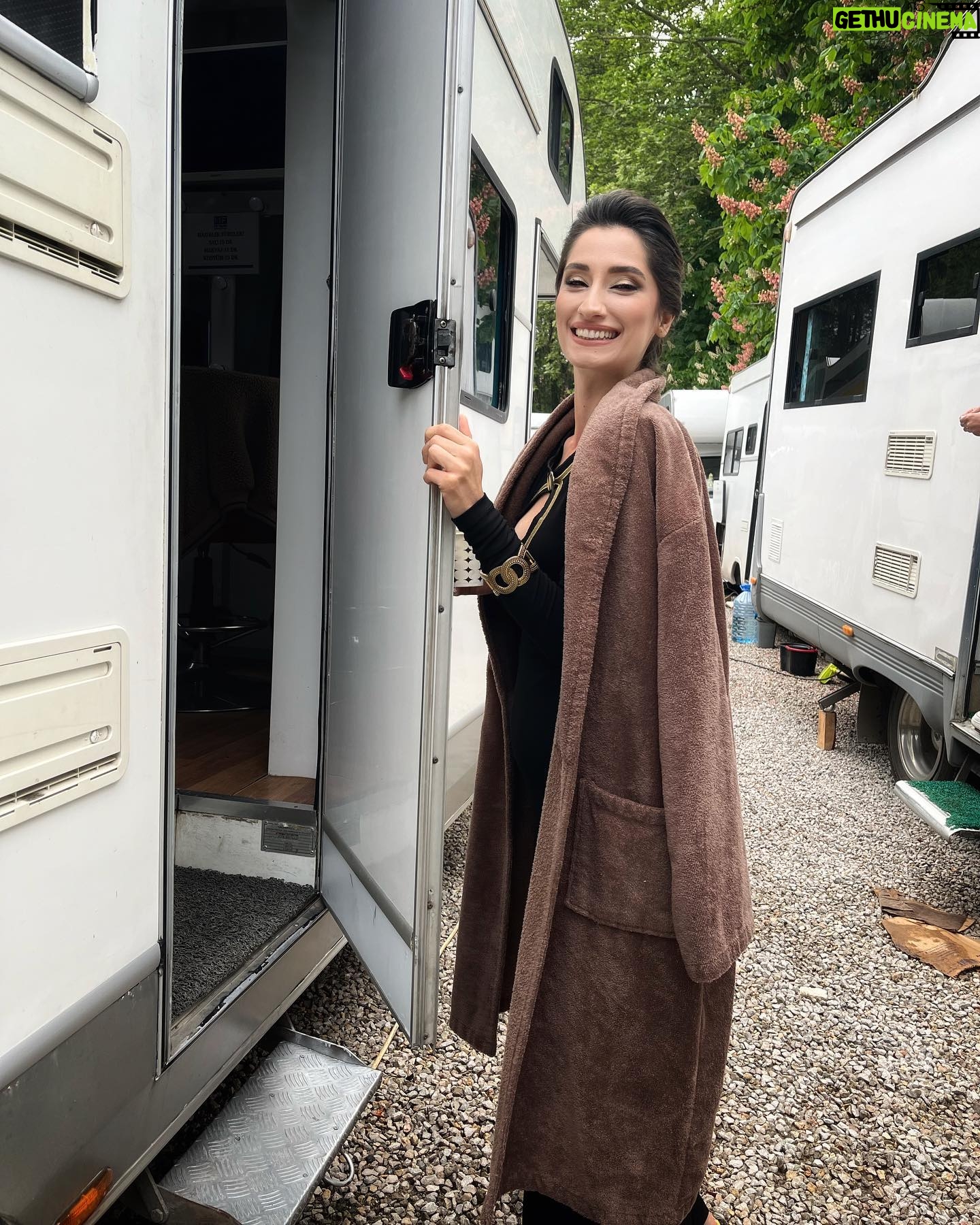 Nilay Erdönmez - 6.1K Likes - Karavan kapısı fotoğrafı denemeleri;)
#gülcemal 🎬
Fotoğraflar, tabi ki @mertydnnn ‘cığımmmm 📸🖤