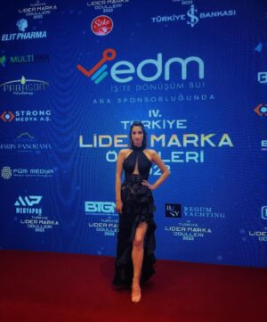 Nilay Erdönmez Instagram - @lidermarkaodulleri ‘ne bu ödül için çok teşekkür ederim✨

@strongbosses @nimetatasoymenajerlik @caglagulsarac @prfabricofficial @yunusemrcan ✨✨✨✨

Styling 👉🏻 @gizemarsu 💃🏻