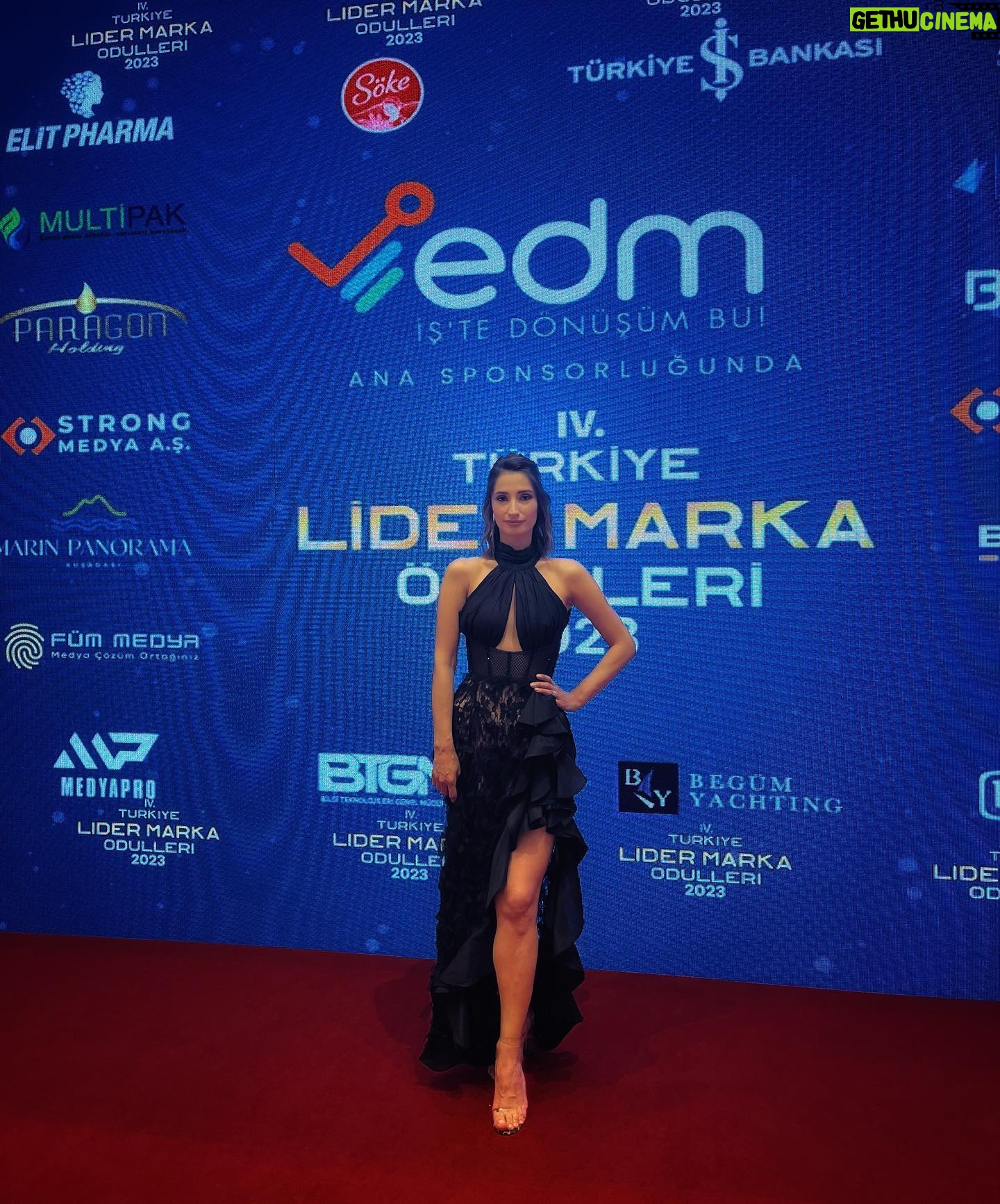 Nilay Erdönmez - 4.9K Likes - @lidermarkaodulleri ‘ne bu ödül için çok teşekkür ederim✨
@strongbosses @nimetatasoymenajerlik @caglagulsarac @prfabricofficial @yunusemrcan ✨✨✨✨
Styling 👉🏻 @gizemarsu 💃🏻