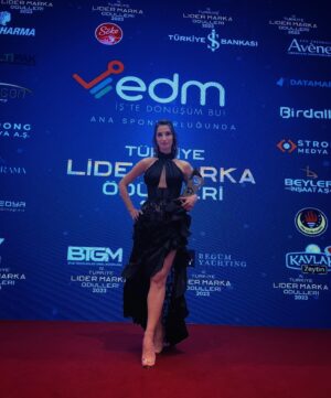 Nilay Erdönmez Instagram - @lidermarkaodulleri ‘ne bu ödül için çok teşekkür ederim✨

@strongbosses @nimetatasoymenajerlik @caglagulsarac @prfabricofficial @yunusemrcan ✨✨✨✨

Styling 👉🏻 @gizemarsu 💃🏻