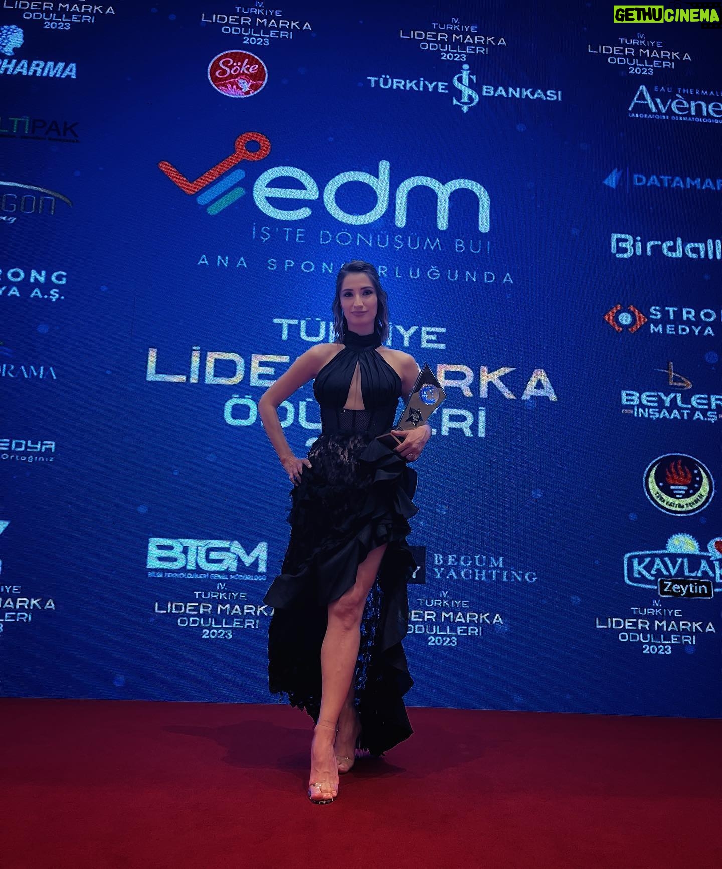 Nilay Erdönmez - 4.9K Likes - @lidermarkaodulleri ‘ne bu ödül için çok teşekkür ederim✨
@strongbosses @nimetatasoymenajerlik @caglagulsarac @prfabricofficial @yunusemrcan ✨✨✨✨
Styling 👉🏻 @gizemarsu 💃🏻