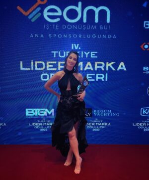 Nilay Erdönmez Instagram - @lidermarkaodulleri ‘ne bu ödül için çok teşekkür ederim✨

@strongbosses @nimetatasoymenajerlik @caglagulsarac @prfabricofficial @yunusemrcan ✨✨✨✨

Styling 👉🏻 @gizemarsu 💃🏻
