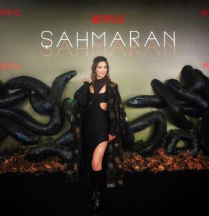 Nilay Erdönmez Instagram - Tısssss🐍 

@netflixturkiye 

“Şahmaran” 

❤️‍🔥

@matinberenjian @mr.omerozcan @_seydaipek @bornvillain.shop @lesbebesdesign 
@nimetatasoymenajerlik , teşekkürler ❤️‍🔥

#sahmaran #şahmaran #netflix #netflixturkiye