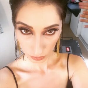 Nilay Erdönmez Instagram - Son günden kalan @gulcemalldizi 🌹
@makeupnuraktas 🫶🏻
&
@mertydnnn 🫶🏻