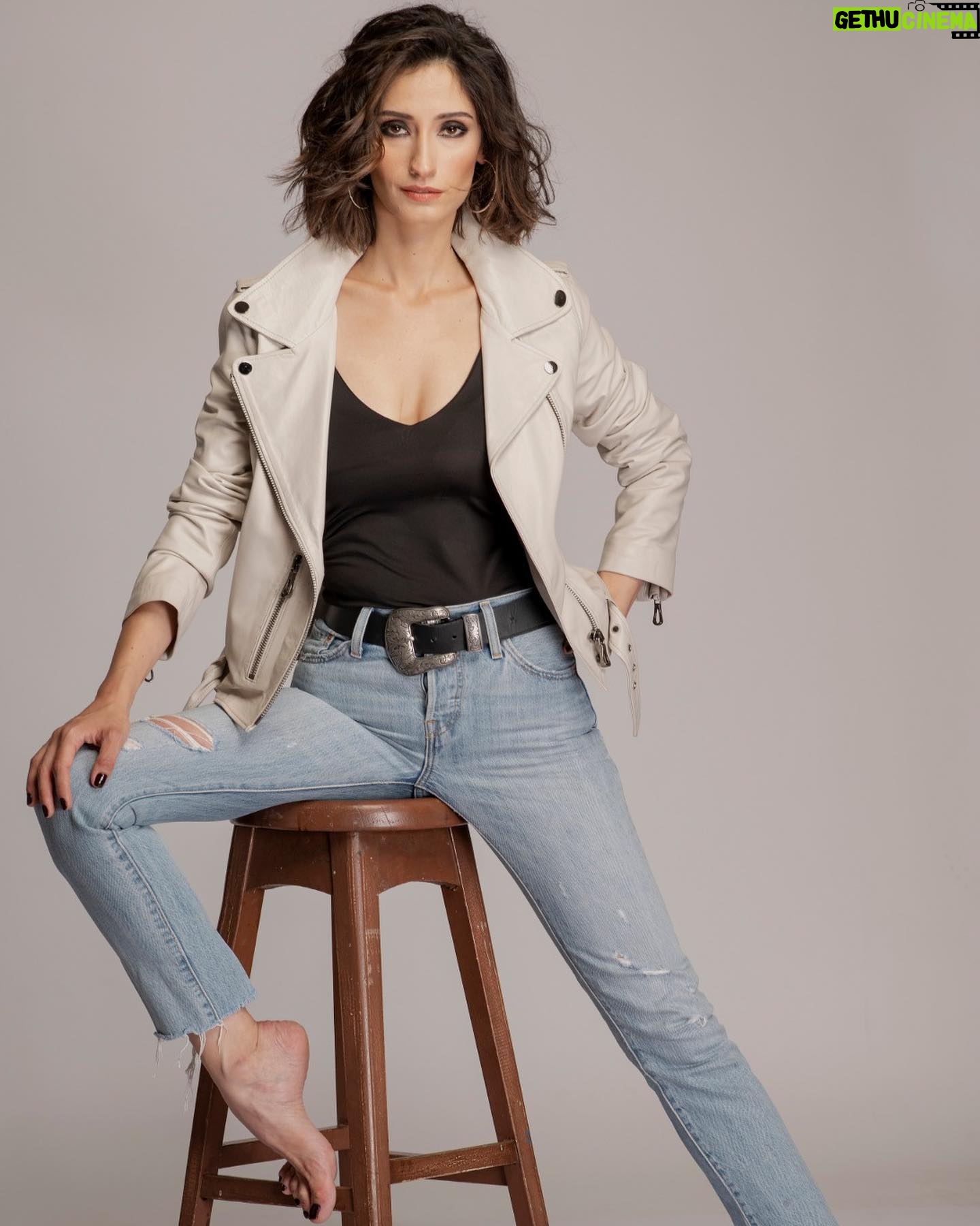 Nilay Erdönmez - 2.7K Likes - Cinedergi ile Altın Koza Film Festivali, Yüzleşme filmi ve filmde oynadığım ‘Kader’ üzerine sohbet ettik. Linki profilde.
@kuka_filiz @adanaaltinkozaff
#yüzleşme
📷 @muhsinakgunofficial
#Repost @cinedergi with @use.repost
・・・
Nilay Erdönmez’le en son Filiz Kuka imzalı Yüzleşme filmindeki rolüyle 30. Adana Altın Koza’da kazandığı Yardımcı Rolde En İyi Kadın Ödülü minvalinde konuştuk. Nilay Erdönmez’i kendisinin de mutlu olduğu şu sözlerle tanımladım. ‘Denemeye açık, çok ortalıkta görünmeyen ama bir yanda farklı projelerde aniden karşımıza çıkan bir yapınız var, yani sürprizli bir yapı diyebiliriz buna…’ Tüm içtenliğiyle soruları yanıtlayan Erdönmez’i daha fazla izlemek umuduyla! @nilayerdonmez
@kuka_filiz
#yüzleşme @adanaaltinkozaff