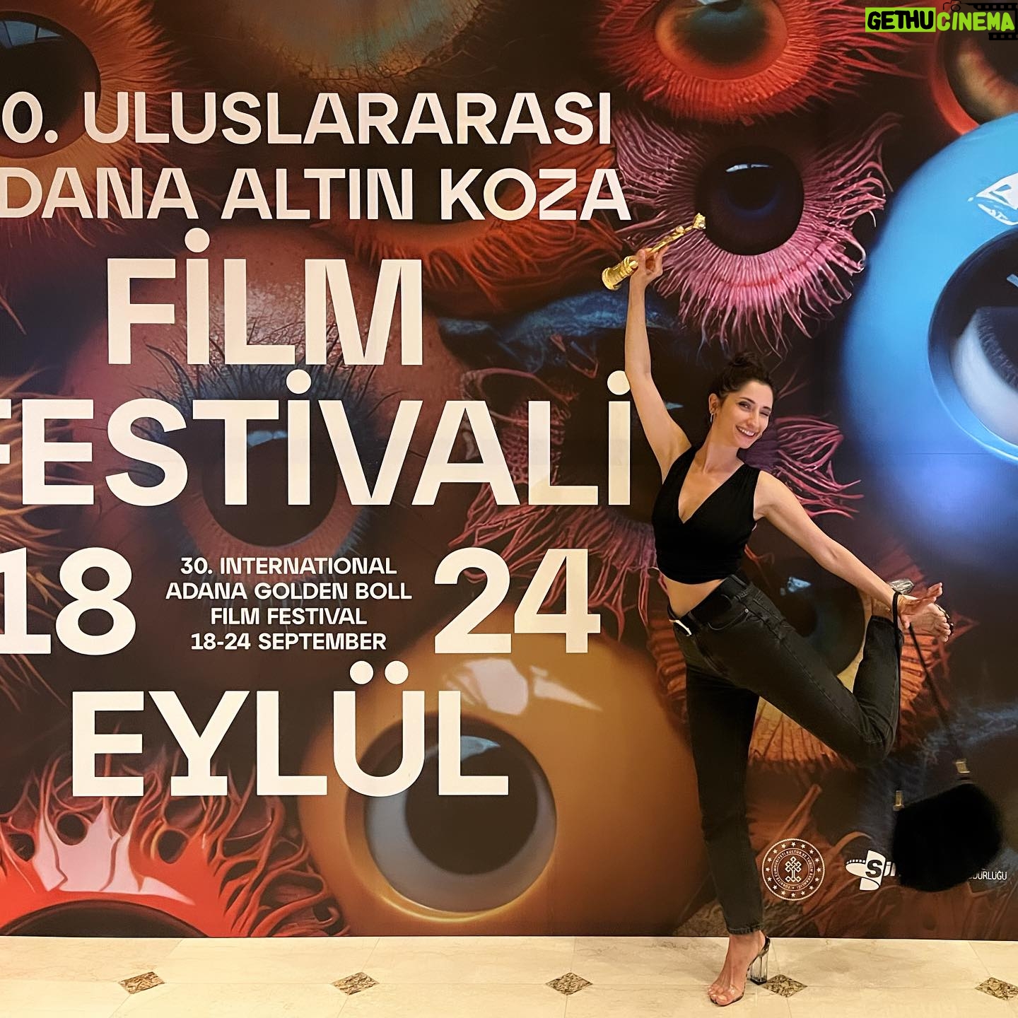 Nilay Erdönmez - 1.6K Likes - ‘Ödüllü bir yolculuk’ hikayesi oldu bu seferki :) Yola çıkmış Adana’dan ayrılmıştım, @adanaaltinkozaff ‘den ‘Yüzleşme’ filminde oynadığım ‘Kader’ karakteriyle Yardımcı Rolde En İyi Kadın Oyuncu Ödülü’nü aldığımı öğrenince gece tekrar geri dönüp en azından şu kareleri çekebildim. (Bu sebeple kıyafetim için önden özür dilerim! )
Canımız yönetmenimiz @kuka_filiz ‘ya binlerce teşekkür, seninle çalışmak ne kadar güzel! O kadar güzel insanlarla bir arada o kadar keyifle yaptığımız çektiğimiz bir işti ki, hepinizi çok seviyorum.
Orda törende olup ödülü alamadığım için üzgünüm. Layık gören tüm jüri üyelerine de ayrıca çok teşekkürler!
Beni gece yarısı Adana’ya geri getirdiğiniz için teşekkür ederim bu arada @ozanerdonmz ve @ozgearisoy :)
Son fotoğraf da gecenin son anısı, benzincideki arkadaş sana da sevgiler :)