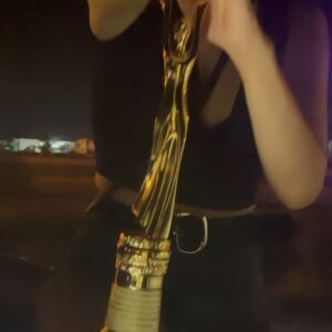 Nilay Erdönmez Instagram - ‘Ödüllü bir yolculuk’ hikayesi oldu bu seferki :) Yola çıkmış Adana’dan ayrılmıştım, @adanaaltinkozaff ‘den ‘Yüzleşme’ filminde oynadığım ‘Kader’ karakteriyle Yardımcı Rolde En İyi Kadın Oyuncu Ödülü’nü aldığımı öğrenince gece tekrar geri dönüp en azından şu kareleri çekebildim. (Bu sebeple kıyafetim için önden özür dilerim! ) 

Canımız yönetmenimiz @kuka_filiz ‘ya binlerce teşekkür, seninle çalışmak ne kadar güzel! O kadar güzel insanlarla bir arada o kadar keyifle yaptığımız çektiğimiz bir işti ki, hepinizi çok seviyorum. 

Orda törende olup ödülü alamadığım için üzgünüm. Layık gören tüm jüri üyelerine de ayrıca çok teşekkürler! 

Beni gece yarısı Adana’ya geri getirdiğiniz için teşekkür ederim bu arada @ozanerdonmz ve @ozgearisoy :) 

Son fotoğraf da gecenin son anısı, benzincideki arkadaş sana da sevgiler :)