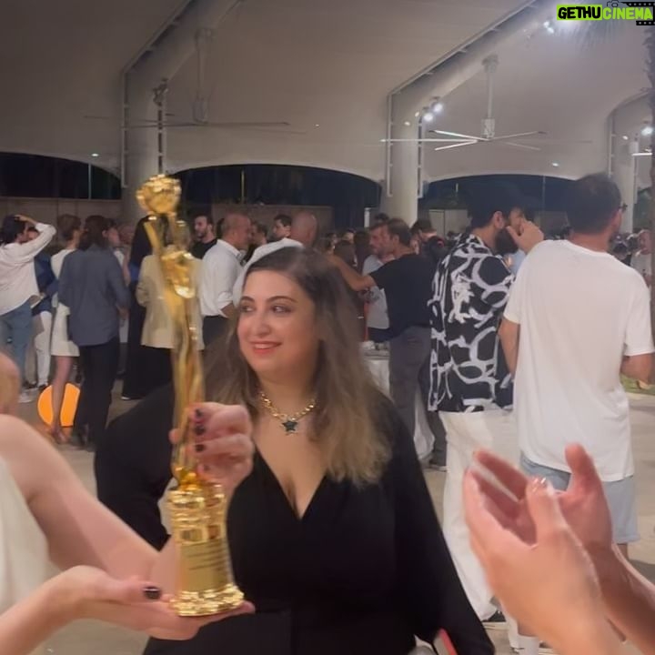 Nilay Erdönmez - 1.6K Likes - ‘Ödüllü bir yolculuk’ hikayesi oldu bu seferki :) Yola çıkmış Adana’dan ayrılmıştım, @adanaaltinkozaff ‘den ‘Yüzleşme’ filminde oynadığım ‘Kader’ karakteriyle Yardımcı Rolde En İyi Kadın Oyuncu Ödülü’nü aldığımı öğrenince gece tekrar geri dönüp en azından şu kareleri çekebildim. (Bu sebeple kıyafetim için önden özür dilerim! )
Canımız yönetmenimiz @kuka_filiz ‘ya binlerce teşekkür, seninle çalışmak ne kadar güzel! O kadar güzel insanlarla bir arada o kadar keyifle yaptığımız çektiğimiz bir işti ki, hepinizi çok seviyorum.
Orda törende olup ödülü alamadığım için üzgünüm. Layık gören tüm jüri üyelerine de ayrıca çok teşekkürler!
Beni gece yarısı Adana’ya geri getirdiğiniz için teşekkür ederim bu arada @ozanerdonmz ve @ozgearisoy :)
Son fotoğraf da gecenin son anısı, benzincideki arkadaş sana da sevgiler :)