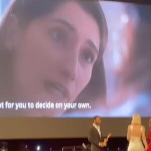 Nilay Erdönmez Instagram - ‘Ödüllü bir yolculuk’ hikayesi oldu bu seferki :) Yola çıkmış Adana’dan ayrılmıştım, @adanaaltinkozaff ‘den ‘Yüzleşme’ filminde oynadığım ‘Kader’ karakteriyle Yardımcı Rolde En İyi Kadın Oyuncu Ödülü’nü aldığımı öğrenince gece tekrar geri dönüp en azından şu kareleri çekebildim. (Bu sebeple kıyafetim için önden özür dilerim! ) 

Canımız yönetmenimiz @kuka_filiz ‘ya binlerce teşekkür, seninle çalışmak ne kadar güzel! O kadar güzel insanlarla bir arada o kadar keyifle yaptığımız çektiğimiz bir işti ki, hepinizi çok seviyorum. 

Orda törende olup ödülü alamadığım için üzgünüm. Layık gören tüm jüri üyelerine de ayrıca çok teşekkürler! 

Beni gece yarısı Adana’ya geri getirdiğiniz için teşekkür ederim bu arada @ozanerdonmz ve @ozgearisoy :) 

Son fotoğraf da gecenin son anısı, benzincideki arkadaş sana da sevgiler :)