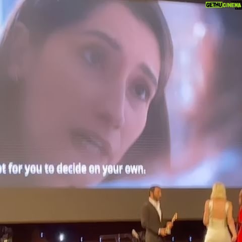 Nilay Erdönmez - 1.6K Likes - ‘Ödüllü bir yolculuk’ hikayesi oldu bu seferki :) Yola çıkmış Adana’dan ayrılmıştım, @adanaaltinkozaff ‘den ‘Yüzleşme’ filminde oynadığım ‘Kader’ karakteriyle Yardımcı Rolde En İyi Kadın Oyuncu Ödülü’nü aldığımı öğrenince gece tekrar geri dönüp en azından şu kareleri çekebildim. (Bu sebeple kıyafetim için önden özür dilerim! )
Canımız yönetmenimiz @kuka_filiz ‘ya binlerce teşekkür, seninle çalışmak ne kadar güzel! O kadar güzel insanlarla bir arada o kadar keyifle yaptığımız çektiğimiz bir işti ki, hepinizi çok seviyorum.
Orda törende olup ödülü alamadığım için üzgünüm. Layık gören tüm jüri üyelerine de ayrıca çok teşekkürler!
Beni gece yarısı Adana’ya geri getirdiğiniz için teşekkür ederim bu arada @ozanerdonmz ve @ozgearisoy :)
Son fotoğraf da gecenin son anısı, benzincideki arkadaş sana da sevgiler :)