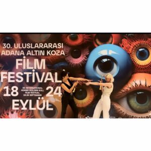 Nilay Erdönmez Instagram - ‘Ödüllü bir yolculuk’ hikayesi oldu bu seferki :) Yola çıkmış Adana’dan ayrılmıştım, @adanaaltinkozaff ‘den ‘Yüzleşme’ filminde oynadığım ‘Kader’ karakteriyle Yardımcı Rolde En İyi Kadın Oyuncu Ödülü’nü aldığımı öğrenince gece tekrar geri dönüp en azından şu kareleri çekebildim. (Bu sebeple kıyafetim için önden özür dilerim! ) 

Canımız yönetmenimiz @kuka_filiz ‘ya binlerce teşekkür, seninle çalışmak ne kadar güzel! O kadar güzel insanlarla bir arada o kadar keyifle yaptığımız çektiğimiz bir işti ki, hepinizi çok seviyorum. 

Orda törende olup ödülü alamadığım için üzgünüm. Layık gören tüm jüri üyelerine de ayrıca çok teşekkürler! 

Beni gece yarısı Adana’ya geri getirdiğiniz için teşekkür ederim bu arada @ozanerdonmz ve @ozgearisoy :) 

Son fotoğraf da gecenin son anısı, benzincideki arkadaş sana da sevgiler :)