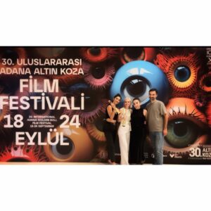 Nilay Erdönmez Instagram - ‘Ödüllü bir yolculuk’ hikayesi oldu bu seferki :) Yola çıkmış Adana’dan ayrılmıştım, @adanaaltinkozaff ‘den ‘Yüzleşme’ filminde oynadığım ‘Kader’ karakteriyle Yardımcı Rolde En İyi Kadın Oyuncu Ödülü’nü aldığımı öğrenince gece tekrar geri dönüp en azından şu kareleri çekebildim. (Bu sebeple kıyafetim için önden özür dilerim! ) 

Canımız yönetmenimiz @kuka_filiz ‘ya binlerce teşekkür, seninle çalışmak ne kadar güzel! O kadar güzel insanlarla bir arada o kadar keyifle yaptığımız çektiğimiz bir işti ki, hepinizi çok seviyorum. 

Orda törende olup ödülü alamadığım için üzgünüm. Layık gören tüm jüri üyelerine de ayrıca çok teşekkürler! 

Beni gece yarısı Adana’ya geri getirdiğiniz için teşekkür ederim bu arada @ozanerdonmz ve @ozgearisoy :) 

Son fotoğraf da gecenin son anısı, benzincideki arkadaş sana da sevgiler :)