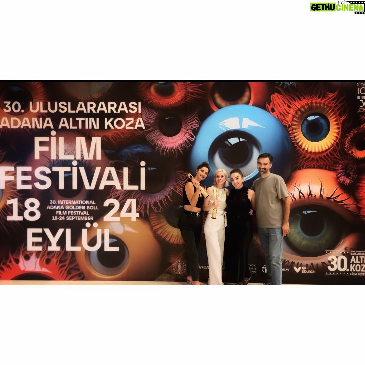 Nilay Erdönmez - 1.6K Likes - ‘Ödüllü bir yolculuk’ hikayesi oldu bu seferki :) Yola çıkmış Adana’dan ayrılmıştım, @adanaaltinkozaff ‘den ‘Yüzleşme’ filminde oynadığım ‘Kader’ karakteriyle Yardımcı Rolde En İyi Kadın Oyuncu Ödülü’nü aldığımı öğrenince gece tekrar geri dönüp en azından şu kareleri çekebildim. (Bu sebeple kıyafetim için önden özür dilerim! )
Canımız yönetmenimiz @kuka_filiz ‘ya binlerce teşekkür, seninle çalışmak ne kadar güzel! O kadar güzel insanlarla bir arada o kadar keyifle yaptığımız çektiğimiz bir işti ki, hepinizi çok seviyorum.
Orda törende olup ödülü alamadığım için üzgünüm. Layık gören tüm jüri üyelerine de ayrıca çok teşekkürler!
Beni gece yarısı Adana’ya geri getirdiğiniz için teşekkür ederim bu arada @ozanerdonmz ve @ozgearisoy :)
Son fotoğraf da gecenin son anısı, benzincideki arkadaş sana da sevgiler :)