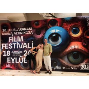 Nilay Erdönmez Instagram - ‘Ödüllü bir yolculuk’ hikayesi oldu bu seferki :) Yola çıkmış Adana’dan ayrılmıştım, @adanaaltinkozaff ‘den ‘Yüzleşme’ filminde oynadığım ‘Kader’ karakteriyle Yardımcı Rolde En İyi Kadın Oyuncu Ödülü’nü aldığımı öğrenince gece tekrar geri dönüp en azından şu kareleri çekebildim. (Bu sebeple kıyafetim için önden özür dilerim! ) 

Canımız yönetmenimiz @kuka_filiz ‘ya binlerce teşekkür, seninle çalışmak ne kadar güzel! O kadar güzel insanlarla bir arada o kadar keyifle yaptığımız çektiğimiz bir işti ki, hepinizi çok seviyorum. 

Orda törende olup ödülü alamadığım için üzgünüm. Layık gören tüm jüri üyelerine de ayrıca çok teşekkürler! 

Beni gece yarısı Adana’ya geri getirdiğiniz için teşekkür ederim bu arada @ozanerdonmz ve @ozgearisoy :) 

Son fotoğraf da gecenin son anısı, benzincideki arkadaş sana da sevgiler :)