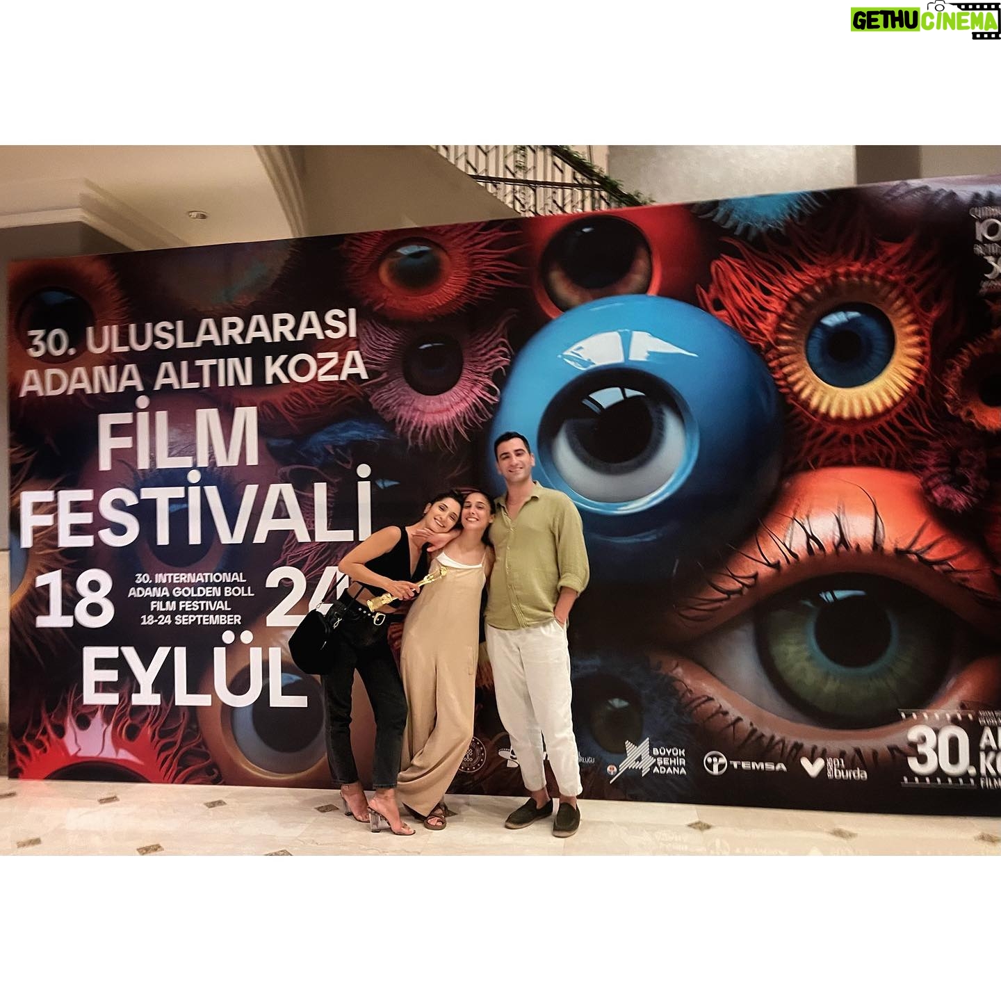 Nilay Erdönmez - 1.6K Likes - ‘Ödüllü bir yolculuk’ hikayesi oldu bu seferki :) Yola çıkmış Adana’dan ayrılmıştım, @adanaaltinkozaff ‘den ‘Yüzleşme’ filminde oynadığım ‘Kader’ karakteriyle Yardımcı Rolde En İyi Kadın Oyuncu Ödülü’nü aldığımı öğrenince gece tekrar geri dönüp en azından şu kareleri çekebildim. (Bu sebeple kıyafetim için önden özür dilerim! )
Canımız yönetmenimiz @kuka_filiz ‘ya binlerce teşekkür, seninle çalışmak ne kadar güzel! O kadar güzel insanlarla bir arada o kadar keyifle yaptığımız çektiğimiz bir işti ki, hepinizi çok seviyorum.
Orda törende olup ödülü alamadığım için üzgünüm. Layık gören tüm jüri üyelerine de ayrıca çok teşekkürler!
Beni gece yarısı Adana’ya geri getirdiğiniz için teşekkür ederim bu arada @ozanerdonmz ve @ozgearisoy :)
Son fotoğraf da gecenin son anısı, benzincideki arkadaş sana da sevgiler :)