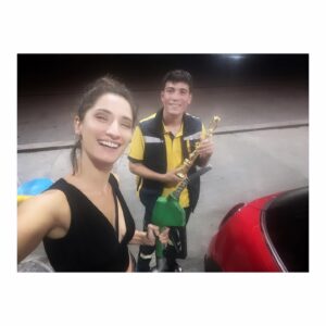 Nilay Erdönmez Instagram - ‘Ödüllü bir yolculuk’ hikayesi oldu bu seferki :) Yola çıkmış Adana’dan ayrılmıştım, @adanaaltinkozaff ‘den ‘Yüzleşme’ filminde oynadığım ‘Kader’ karakteriyle Yardımcı Rolde En İyi Kadın Oyuncu Ödülü’nü aldığımı öğrenince gece tekrar geri dönüp en azından şu kareleri çekebildim. (Bu sebeple kıyafetim için önden özür dilerim! ) 

Canımız yönetmenimiz @kuka_filiz ‘ya binlerce teşekkür, seninle çalışmak ne kadar güzel! O kadar güzel insanlarla bir arada o kadar keyifle yaptığımız çektiğimiz bir işti ki, hepinizi çok seviyorum. 

Orda törende olup ödülü alamadığım için üzgünüm. Layık gören tüm jüri üyelerine de ayrıca çok teşekkürler! 

Beni gece yarısı Adana’ya geri getirdiğiniz için teşekkür ederim bu arada @ozanerdonmz ve @ozgearisoy :) 

Son fotoğraf da gecenin son anısı, benzincideki arkadaş sana da sevgiler :)