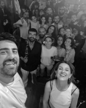 Nilüfer Açıkalın Instagram - ‘Gülcemal’ ekibi ekip değil kocaman bir aileydi benim için. Herkese bin teşekkür 🌹Biz birbirimizi çok sevdik. ❤️Ne güzel 🌹 @yusufpirhasan @merve_colak @pamirefe  @mrtunlms @melisssezen @asenabulbuloglu @nilayerdonmez @ipekayko @cahitgok @ediptepeli @aydaaksel @sabahattinyakut @meltemakcol @sametkaankuyucu @aliatilla.sendil @seldasahiniscen @canan.demirlii @mertcankplan @tepesiatanadam @ilker__erdogan @ademugurlu06