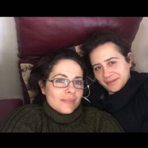 Nilüfer Açıkalın Instagram - bu fotoğrafı babamın başucunda hastanede çekmiştik. Derdi kederi acıyı hüznü hep beraber yaşadık. Hep beraber atlattık. Ne mutlu bana ki sen varsın. #kızkardeş #kardeş @yaseminkucukcavdar #YaseminKüçükçavdar