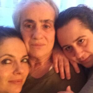 Nilüfer Açıkalın Instagram - bu fotoğrafı babamın başucunda hastanede çekmiştik. Derdi kederi acıyı hüznü hep beraber yaşadık. Hep beraber atlattık. Ne mutlu bana ki sen varsın. #kızkardeş #kardeş @yaseminkucukcavdar #YaseminKüçükçavdar