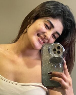 Nimeshika Radhakrishnan Instagram - Just in case🫶🏻❤️🦋🌼🌈