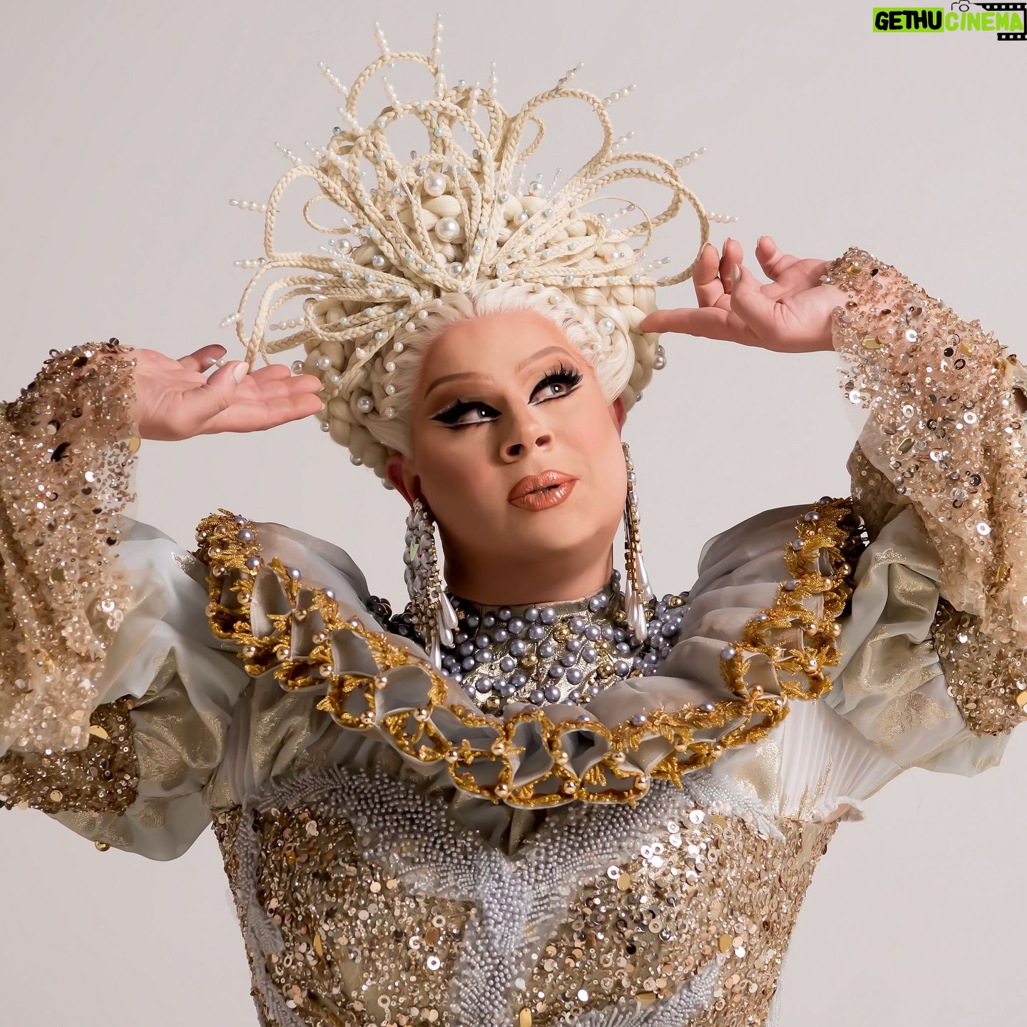 Nina West - 3 Likes - House of the Drag-On
The @rupaulsdragrace @houseofthedragonhbo crossover certain to slay. It’s called Westeros for a reason.
👗 @florencedlee
🎩 @wigchapel
💄 @callitodeh
📸 @jenniferlenglert
#ninawest #nineconic #rusical #bringbackmypearls #rupaulsdragrace #allstars9 #gameofthrones #houseofthedragon
