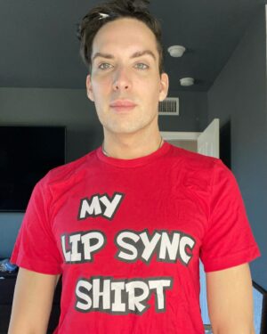 Nina West Instagram - Hiiiiiiiiieeeeee 💅🏼

This is @theonlyalaska5000 ‘s lip sync shirt. Yass @racechaserpod !

Be like Alaska. Get your very own lip sync shirt. 
#linkinbio

👕 design by @ccimoroni 💖