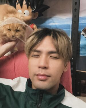Nine Chen Instagram - 最近帳號被小九拿去玩短椅音，
怕大家忘記帳號主人是誰，發一下我跟橘丸🐱
等等去寫歌囉🫡