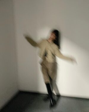 Ning Chang Instagram - 《誰來演戲之圓桌對談》

如果問我作為一位演員到現在表演上有沒有成長，
我不敢說一定有。
要說是我陪著那些演過的角色，
不如說那些角色陪著我，
淺移默化提醒著，
要成為更好的人。

謝謝 @actors_stories 圓桌對談，
謝謝 @actress336 琄姐，
謝謝同桌的瑤和亦捷，
和妳們同桌，充滿緣分又溫暖。

📺 EP05｜女性角色成長故事　
郭書瑤 @yaokuo 、
李亦捷 @haha81911 、張寗

2023年2月4日（六）晚間𝟭𝟬點𝟯𝟬分
▸ 鏡新聞YouTube直播 https://reurl.cc/4147e3
▸ 中華電信MOD 508台
▸ 四季線上4gTV 50頻道
▸ 愛爾達電視OTT
▸ 亞太電信Gt TV
▸ Hami Video

🪡： @or.huang 
🧥： @sandroparis 

#誰來演戲 #圓桌對談 #誰來演戲之圓桌對談
#演員專訪 #實境演出 #藝文節目 #電視節目
#演員 #表演 #鏡新聞 #mnews