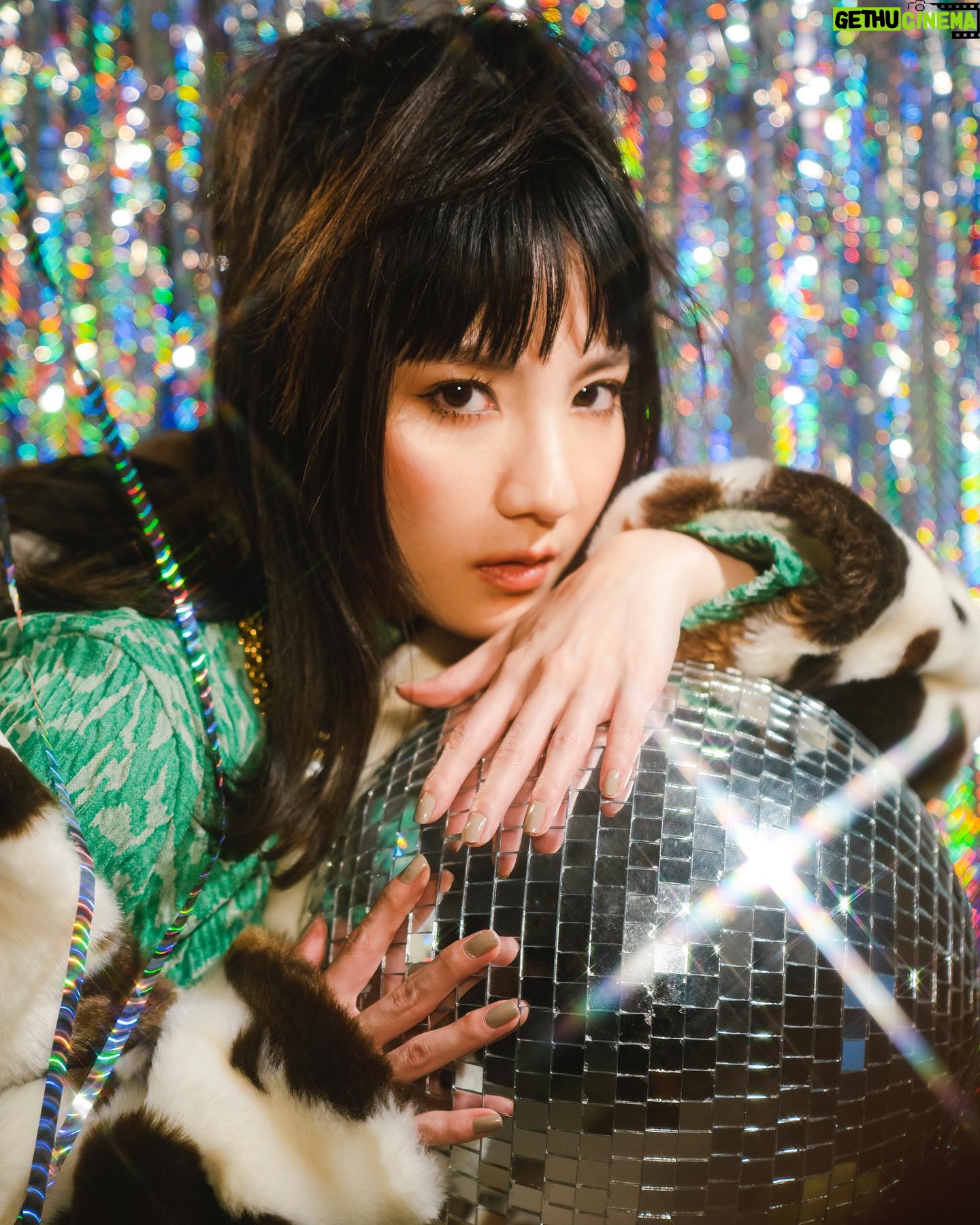 Ning Chang - 485 Likes - ◤ 演͛宇͛宙͛—唱跳歌手 #張寗 @ningningchang ◢
「眼睛真的好大喔!」
「好日系感的女孩,卡哇伊~」
「嗚~演到我心坎裡了~」
「咦,江湖氣息好重,有台喔~」
「哇,戀愛了^_^」
「她是之前演那個的演員?是同一個人?」
「這次的角色也太接地氣,反差好大喔!」
沒錯,以上對話都在描述同一位,她就是集0至100於一身的演員#張寗 @ningningchang ,極與極的角色都能詮釋出來,私底下的她就像是鄰家姐妹般,聊著柴米油鹽醬醋茶,但一聊起對表演的看法,永遠都像初次接觸一樣,有著自己的看法但也同時有著些許的迷惘,總是抱持著一直在學習的狀態去迎接各種新穎的角色挑戰,在她身上我看到了熱情也看到了謙虛,真的好喜歡這樣的她~
🎬 「唱跳歌手」拍攝小紀實
「欸欸欸~不限制想法吼?那我要當唱跳歌手!」哪種?日系?韓系?不可能是ㄎㄧㄤ系?
不管哪一系,要打造偶像歌手,就有一定的難度,於是乎造型師又開始苦惱了~
仿皮草動物紋套裝,內搭一樣是動物紋的亮色套頭緊身衣,加上金屬珍珠項鍊,亮眼華麗出場,絕對是不會錯的!
道具部分銀色麥克風 Disco Ball,製造出個人舞台上光彩奪目、絢麗耀眼的效果,這樣引人矚目的 #張寗 @ningningchang ,抓住各位的眼球了嗎?
寵物|波斯貓
道具|專屬麥克風
星座|射手
最重要的一句台詞|Human!世界和平!世界和平!Yo!
◤ 演͛宇͛宙͛張寗簽名拍立得抽獎◢
Q:想問大家最喜歡張寗演過的哪一部片的哪一個角色呢?
✅按讚此貼文並追蹤@dreamwillsee
✅10/30前在此篇貼文留言回答
(留言範例:最喜歡未來媽媽_孫立芳)
✅FB/IG 各抽出1位幸運兒
自由試FB 🔎『自由試娛樂影像有限公司』
_
Photographer|@tang.d_t
Video|@keynocee
Stylist|@or.huang
Make Up |@zephon790103
Hair Stylist |@fran_lin15
Dreamwillsee Team | @s25531099 @jillhu19 @litbmwang
Intern| @wei_shan33
_
@ningningchang
#張寗
#自由試娛樂
#DWSENT
#ActionForTalents
#一間有溫度的經紀公司