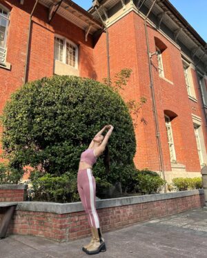 Ning Chang Instagram - 寗寗張の不專業瑜珈服評比

@asportofficial 
@moonbite.active 
MOONBITE Adaptive 後扣式運動內衣
MOONBITE Ultra Fit 緊身運動褲

滿分五顆⭐️
舒適度：⭐️⭐️⭐️⭐️
延展性：⭐️⭐️⭐️⭐️⭐️
美觀度：⭐️⭐️⭐️⭐️⭐️ 

ASPORT是寗寗張心中把時尚潮流與機能運動結合的非常精彩的品牌，光是看他們的型錄就會尖叫連連，oh my god 這根本是被運動服耽誤的時裝品牌芭。
沒錯沒錯，ASPORT 的DNA就是Fashion、Fitness、Wellness。
穿膩了一般般的運動服了嘛？跟寗寗張一起成為運動場上的焦點小星星芭🌟

MOONBITE是ASPORT旗下品牌，設計師擅長以馬甲雕塑出亞洲女性的完美體態，寗寗張除了穿來做瑜珈，也強力推薦給高強度運動女孩們。MOONBITE特製研發的壓縮機能布料收束和聚攏的效果非常好，第一次穿的時候會覺得偏緊，第二次再穿就會舒適許多。厲害的是，延展性並沒有被高壓聚攏消弭，伸展可以全開，而需要肌力的哈達、火箭瑜珈等等⋯這款布料輔助了肌肉收束，得到很強的配力支援。

Adaptive 後扣式運動內衣寗寗張最愛的就是它的後背扣設計，貼心讓穿著運動內衣變得輕鬆又快速。大家應該都有高強度運動內衣難穿難脫的經驗吧？特別是運動流汗後，應該無需我贅述又濕又黏的運動內衣如何卡住脫不掉的窘境吧？這款內衣輕鬆穿脫，三秒還妳神清氣爽。改良馬甲設計相當好看，修飾效果極佳。唯一小小缺點是肩帶靠近腋下那側運動過程中會稍微翻折。

Ultra Fit 緊身運動褲強調集中塑形，高壓縮腹讓妳單穿也不擔心，撞色的設計非常修飾腿部線條。然後我不得不誇獎這件褲子，雖然實測過程中它還是和大多數品牌運動褲一樣會因為動作變換而回捲，但它的褲頭不會被拉下，褲頭它還是好端端的在它應有的高度，保護好見不得人的下腹小肚肚，只能說這款布料真D讚，不用一邊運動一邊拉褲頭太～感～動～惹～吧～

#asport
#moonbite
#瑜人寗
#邀寗一起做瑜珈
#寗寗張的不專業瑜珈服評比
