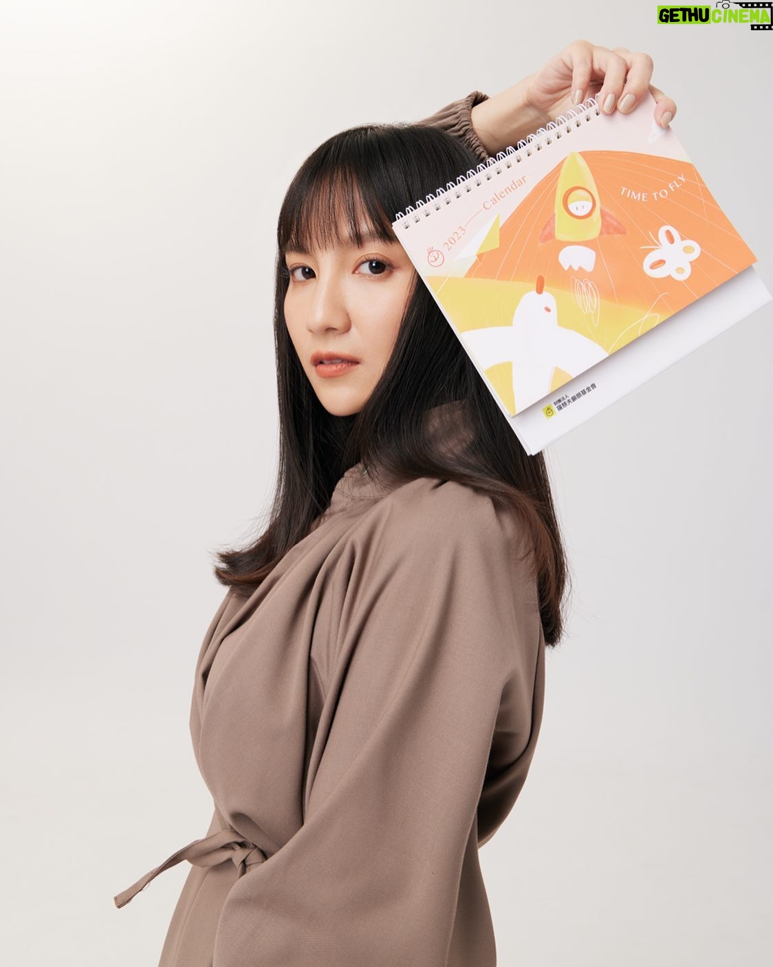Ning Chang - 504 Likes - 就算買不到五條悟的甜心卡,
還有甜心代言的羅慧夫2023年曆,
讓愛心和寗寗圍繞你一整年🧚🏻♀️
🚀🚀🚀🚀🚀🚀🚀🚀🚀🚀🚀🚀🚀🚀
2023羅慧夫顱顏基金會公益桌曆Time to Fly
跟著
愛心大使 潘裕文 X 張寗 一起守護顱顏寶貝的夢想
帶領大眾與顱顏兒飛往他們的夢想國度
限量簽名版,每本都有愛心大使的親筆簽名
購買連結在IG主頁
@love.ncf1989
#2023公益桌曆