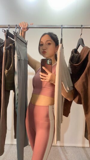 Ning Chang Instagram - 瑜人寗的五日瑜珈穿搭🧘🏻‍♀️

MON： @yuyu_active 
TUE： #novvy
WED： @asportofficial 
TUE： @yuyu_active  @macaca_official 
FRI： #novvy

#瑜人寗 
#邀寗一起做瑜珈 
#寗寗張的不專業瑜珈小教室