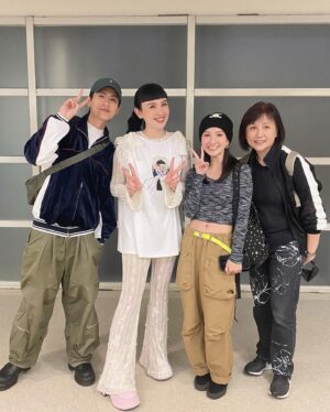 Ning Chang Instagram - HAVE A NICE :DAY 2 U

母親節帶著媽媽看娃娃
把我最愛的和媽媽分享
像媽媽總把好的留給我
我也想把美好的都給妳

謝謝娃娃的歌
陪著我的18到現在
笑著哭
哭著笑
就長出了一點勇氣走下去
去尋找屬於我的香格里拉

@waawei 
#haveaniceday2you 
#超幸運體質
#耳朵懷孕