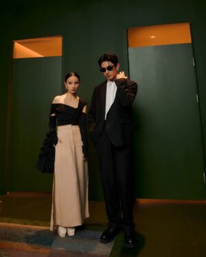 Ning Chang Instagram - COS是寗寗張心中能輕鬆穿起的時尚，以最基本的衣櫃單品，隨心搭配屬於自己獨一無二的風格。在永續的概念下，堅持高品質和不退流行的經典設計感。

剛從巴黎時裝周展示COS Atelier系列已在台灣上架，精緻剪裁卻能舒適穿著，一套自在穿梭你的日與夜，滿足不同場合的不同需求。

寗寗張著用：
THE OFF-THE-SHOULDER CROP TOP
THE HIGH-SLIT MAXI PENCIL SKIRT
THE OVERSIZED SCRUNCHIE BAG

@cosstores 
#COSAtelier
#COSTaipei

Special thanks 🙏

🪡 : @or.huang 
💄 : @nash_chen @kc_mgmt 
💇🏻‍♀️ : @fran_lin15 @kc_mgmt 
📸 : @chuyueyi 
🏠 : @dreamwillsee 

#ninghowstyle
#🧘🏻‍♀️🧶🤿