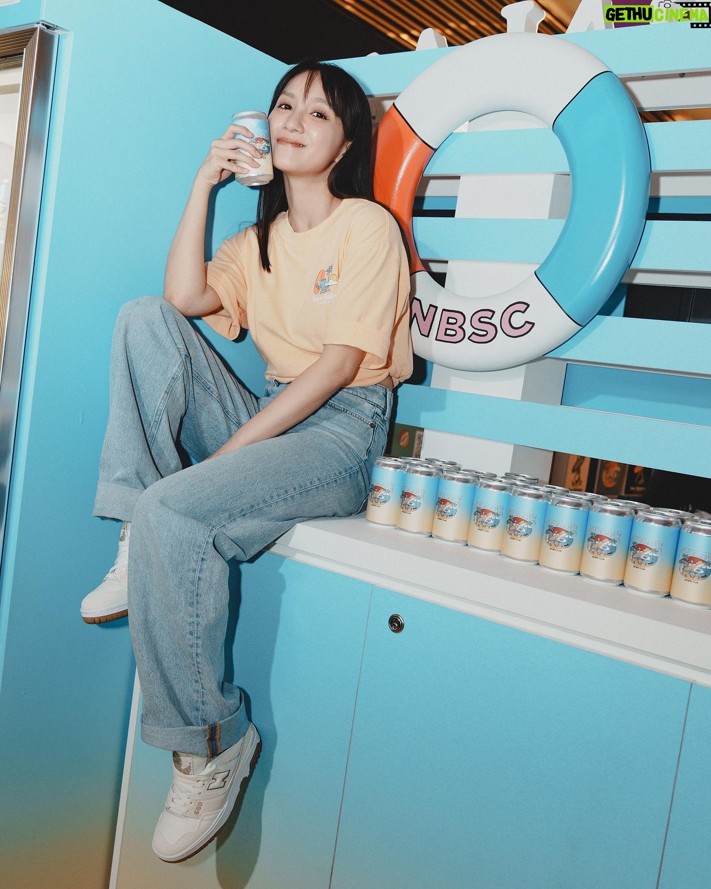 Ning Chang - 453 Likes - 最愛的夏天要來了,
I want to dream a “Summer Dream”⋯
寗寗張著用可愛插圖的 @newbalance NB BOY T-shirt 高腰牛仔寬褲,小個子也有完美比例的夏日美夢🍹
再搭配New Balance 550,小短腿也要可愛有型放飛自我!
今年夏天,想好要約誰一起過了嘛?
寗寗張揪了 @wil_entertain 到A11 NB BOY 初夏揪遊限定快閃店大玩一波,再去微風信義前NB補給站大喝一波,4/28前快揪麻吉去搭配出屬於你們的NB Summer Style,購買就送夏日小吊飾可愛無敵💛
#揪遊NB走出好心情 #NBBOY #SummerDream
Special thanks 🙏
💄 : @zephon790103
💇🏻♀️ : @fran_lin15 @kc_mgmt
📸 : @0uwang
🏠 : @dreamwillsee
#ninghowstyle